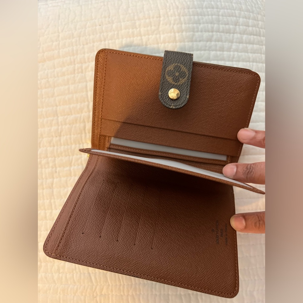 Louis Vuitton Wallet! - Picture 4 of 9